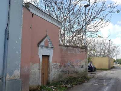 Il luogo di culto spunta sulla sinistra, incastonato tra la dismessa fabbrica di gelati Sanson e una palazzina facente parte dell�ex Sapio